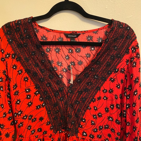 Express Floral V-Neck NWT - Picture 2 of 4